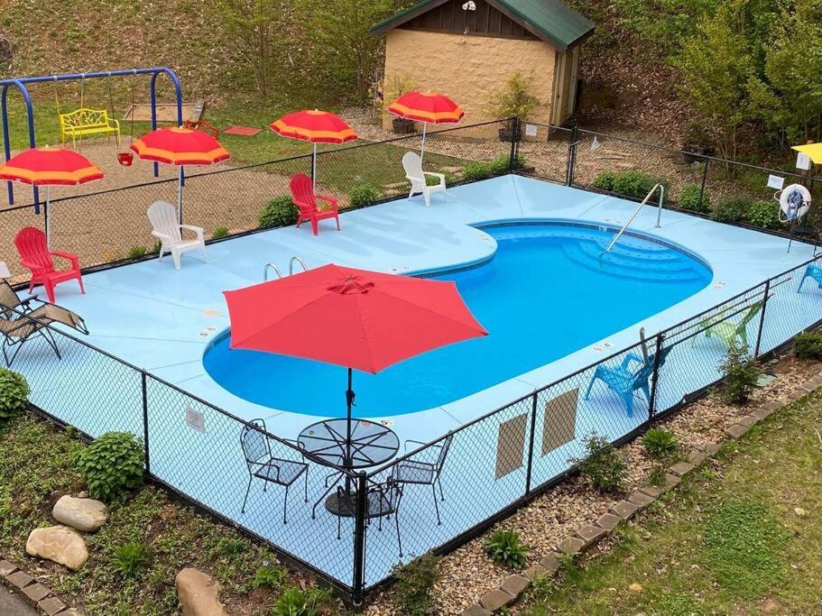 Smokiesboutiquecabins Would To Host You! 4 Miles To Strip! Pool Open 1 Through Oct 1! Views, Shuffleboard, Hot Tub, Arcade!