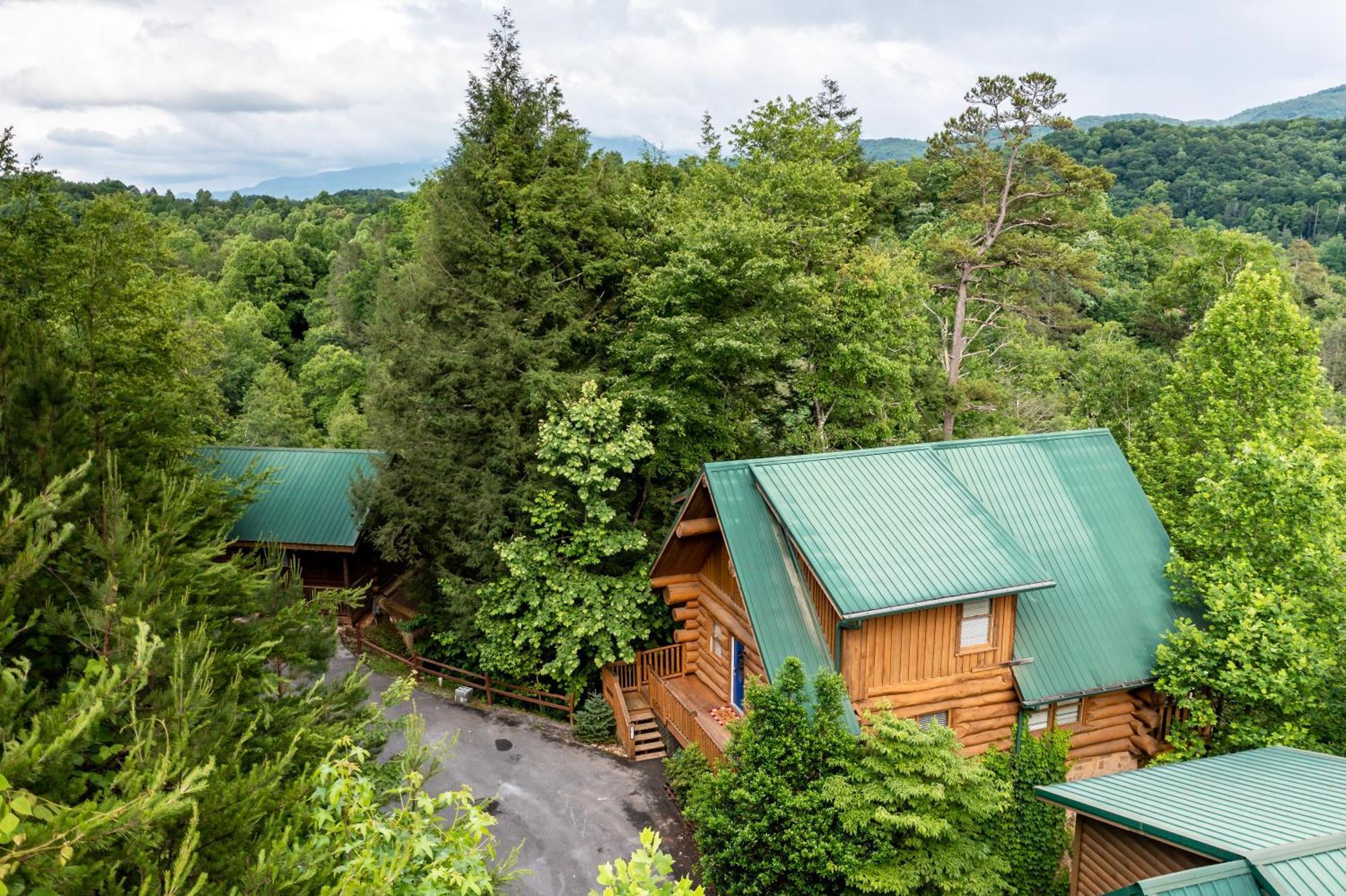 Smokiesboutiquecabins Would To Host You! 4 Miles To Strip! Pool Open 1 Through Oct 1! Views, Shuffleboard, Hot Tub, Arcade! Casa vacanze *