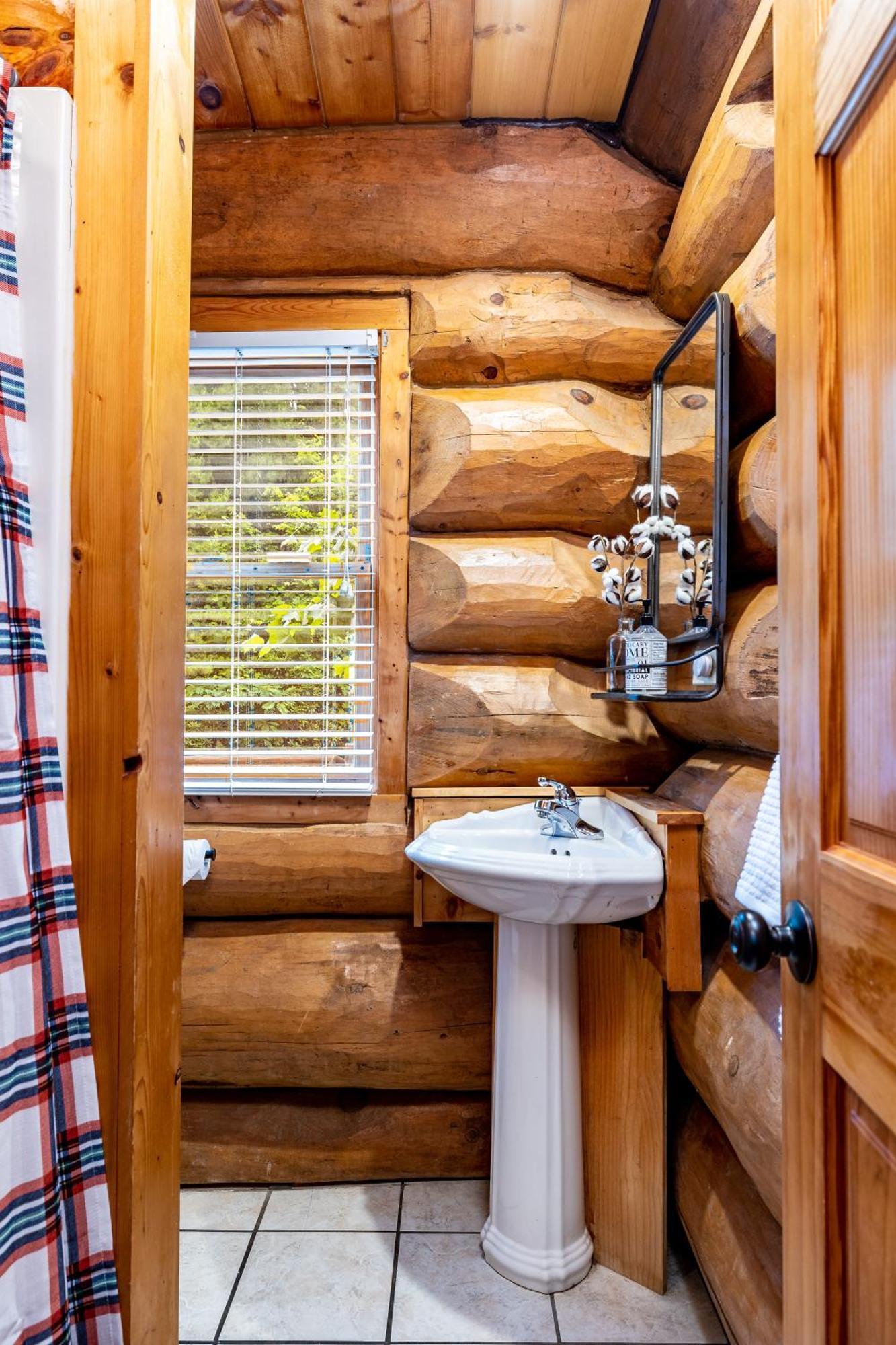Casa vacanze Smokiesboutiquecabins Would To Host You! 4 Miles To Strip! Pool Open 1 Through Oct 1! Views, Shuffleboard, Hot Tub, Arcade! Gatlinburg