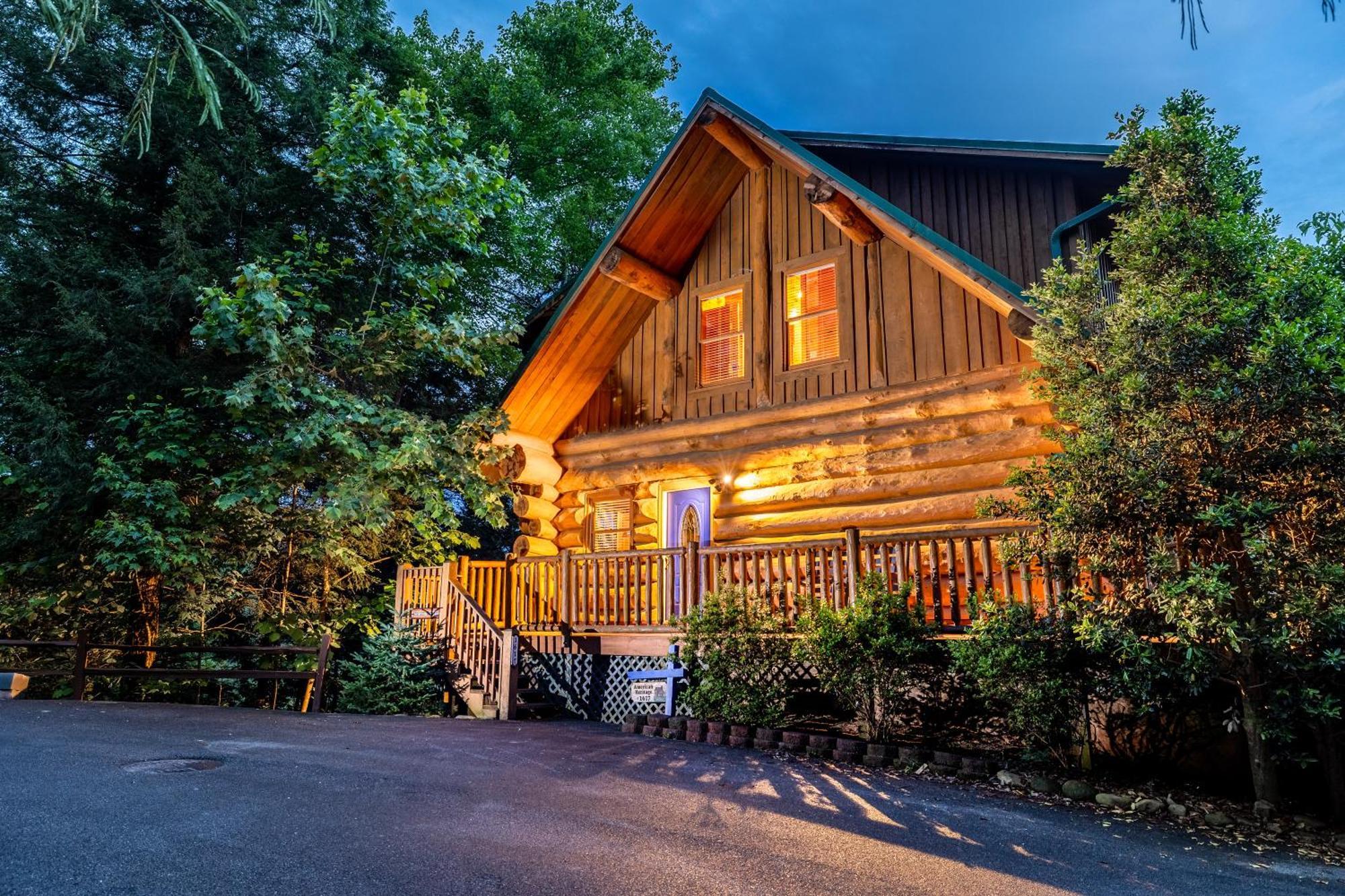 Smokiesboutiquecabins Would To Host You! 4 Miles To Strip! Pool Open 1 Through Oct 1! Views, Shuffleboard, Hot Tub, Arcade! Gatlinburg