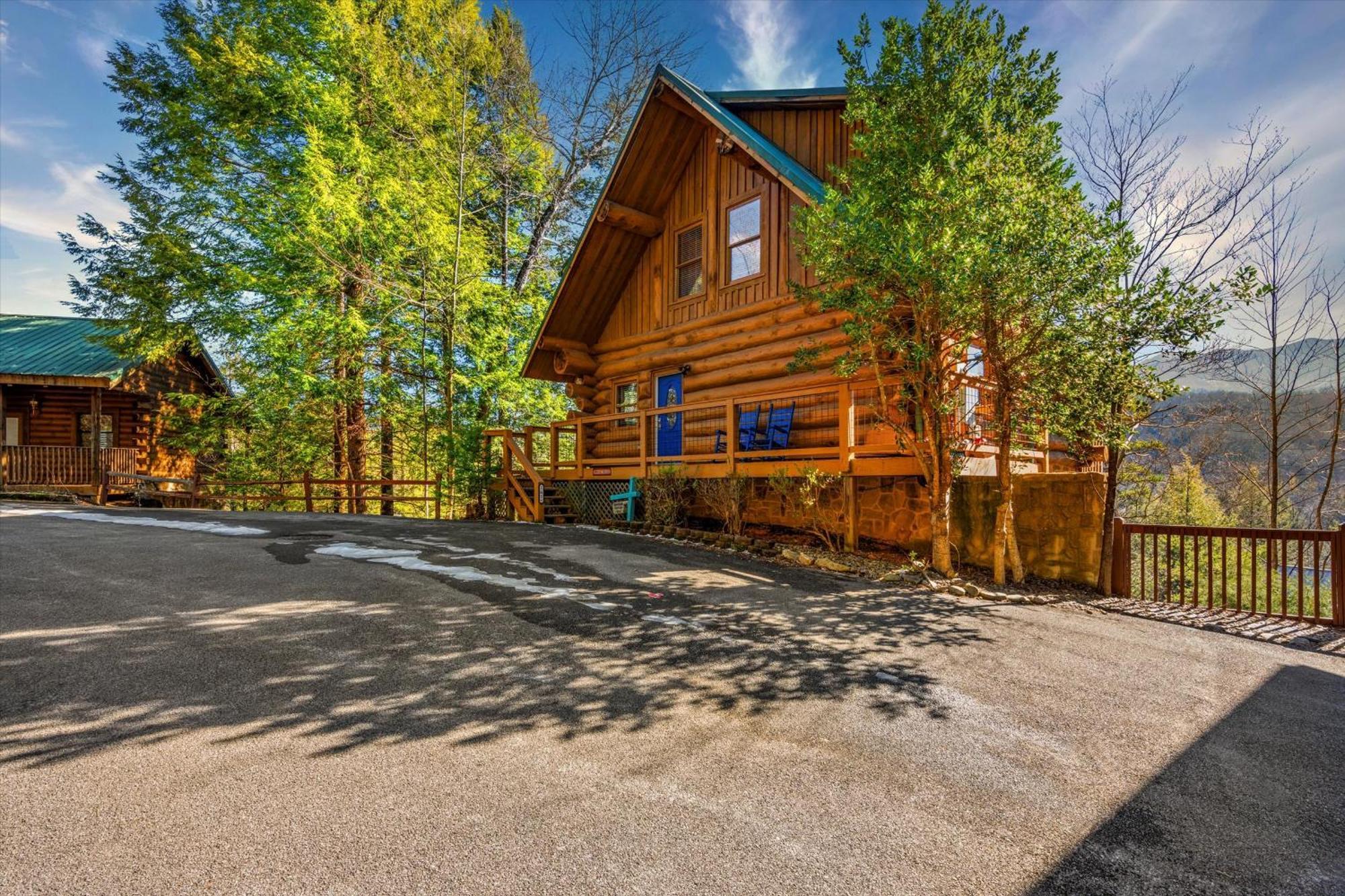 Casa vacanze Smokiesboutiquecabins Would To Host You! 4 Miles To Strip! Pool Open 1 Through Oct 1! Views, Shuffleboard, Hot Tub, Arcade!