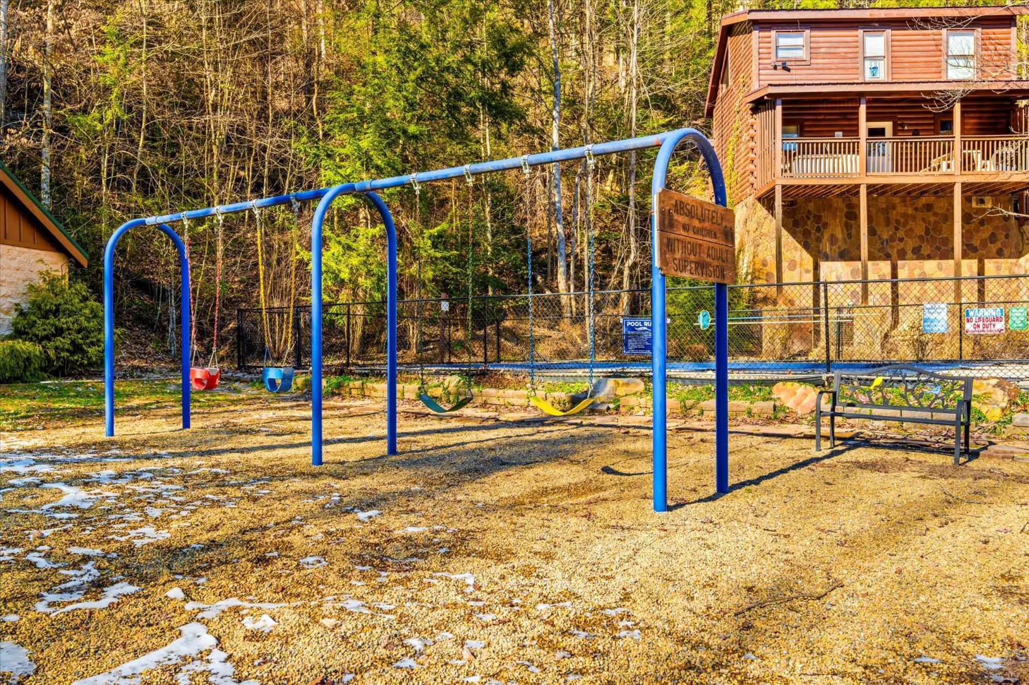 Casa vacanze Smokiesboutiquecabins Would To Host You! 4 Miles To Strip! Pool Open 1 Through Oct 1! Views, Shuffleboard, Hot Tub, Arcade! Gatlinburg