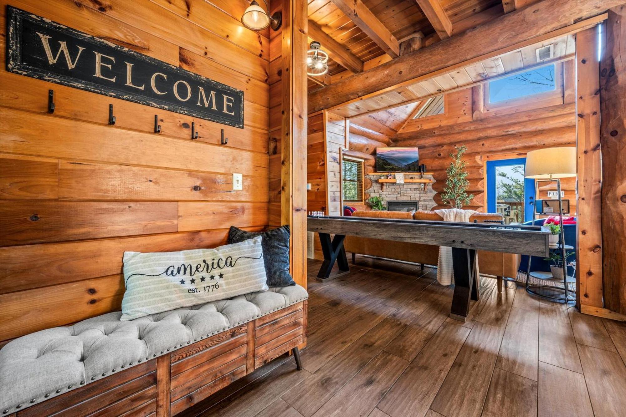 Smokiesboutiquecabins Would To Host You! 4 Miles To Strip! Pool Open 1 Through Oct 1! Views, Shuffleboard, Hot Tub, Arcade! Casa vacanze