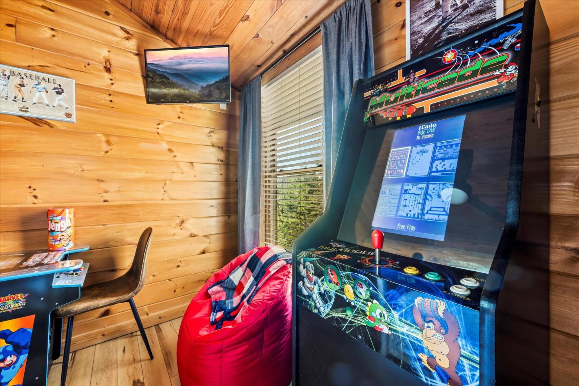 Smokiesboutiquecabins Would To Host You! 4 Miles To Strip! Pool Open 1 Through Oct 1! Views, Shuffleboard, Hot Tub, Arcade! Casa vacanze Gatlinburg