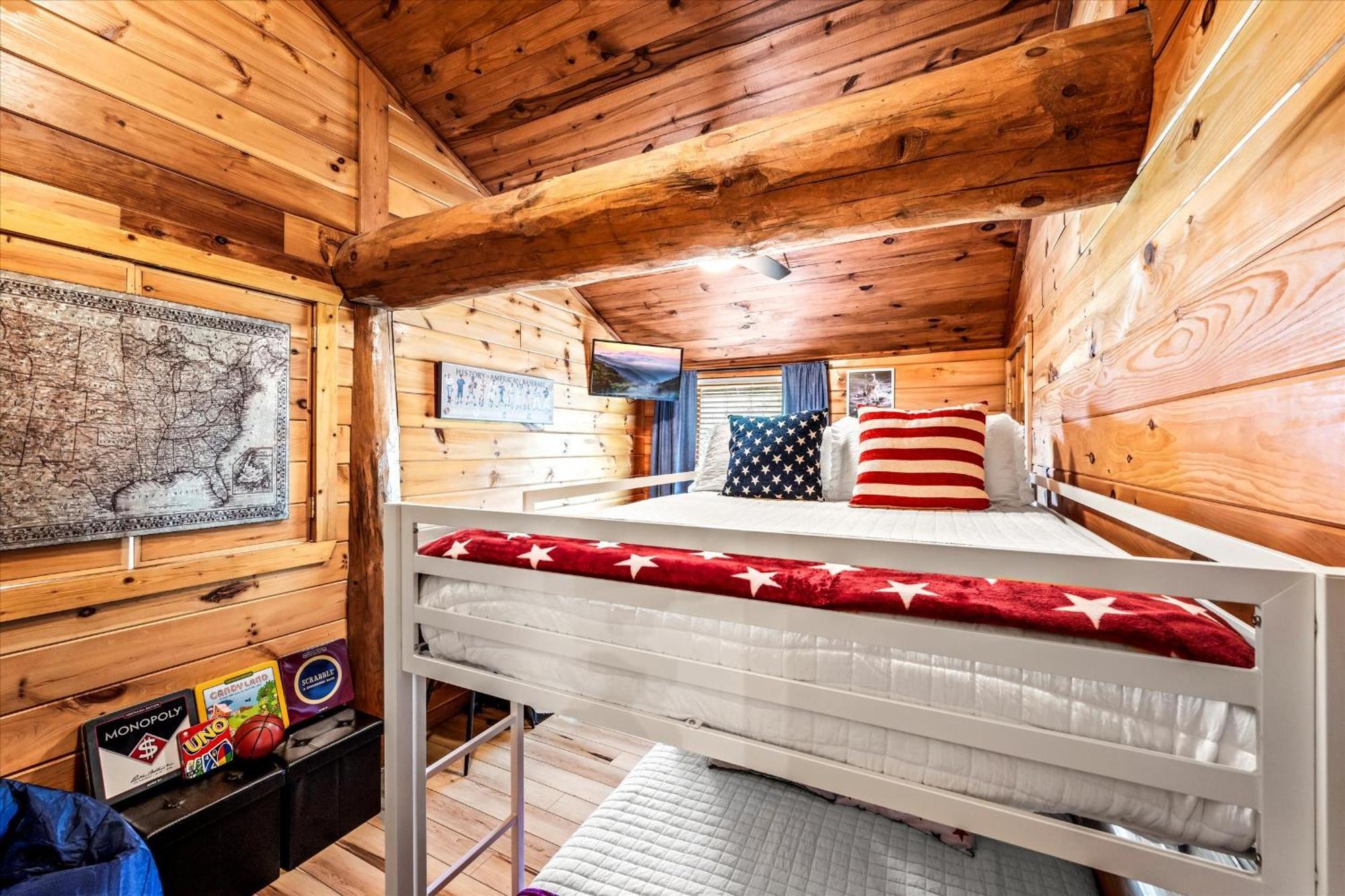 Casa vacanze Smokiesboutiquecabins Would To Host You! 4 Miles To Strip! Pool Open 1 Through Oct 1! Views, Shuffleboard, Hot Tub, Arcade! Gatlinburg